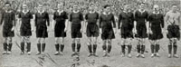 S/W-Mannschaftsfoto Deutscher Meister 1938 Hannover 96 mit 10 von 11 Unterschriften der Spieler. Dabei Ludwig Pritzer (1911-1938) Helmut Sievert (1914-1945; 1.DFB A-Lnderspiel 1936), Johannes Jakobs (1917-1944; 1 DFB A-Fuballlnderspiel 1939), Ernst Dei