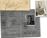 (1920-1951) Blancobeleg mit Originalsignatur von Fritz Balogh (1 A-Fuball Lnderspiel gegen die Schweiz am 22.11.1950; VfL Neckarau), 6,5x2,5 cm. Dabei: Original S/W-Foto von Fritz Balogh im Dress des VfL Neckerau (8,5x6 cm).<br>-- Schtzpreis: 650,00  -