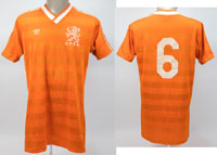 Original match worn Spielertrikot von den Niederlanden mit der Rckennummer 6. Getragen von Jan Wouters am 2904.1986 im Lnderspiel gegen Schottland in Eindhoven (0:0). Wouters ist Europameister 1988. Tauschtrikot des schottischen Nationalspielers Paul Stu