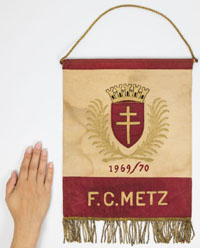 Offizieller Spielwimpel FC Metz  1969 /70". Seide, goldbrokat bestickt. Mit Kordel und Fransen aus Goldbrokat. Holzstange mit Messingkugeln, 39x28 cm.