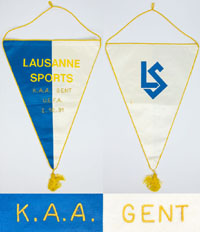 Original Spielwimpel "Lausanne Sports v KAA Gent UEFA 2.10.1991". Seidenbestickter Wimpel mit Seidenbommel anllich des UEFA - Cup Spieles 1991. Rckseite mit besticktem Vereinslogo "LS". Blau-weier Seidenwimpel. 42x32 cm (ohne Bommel).<br>-- Schtzpreis