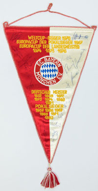 Bestickter rot-weier Seidenwimpel aus dem Jahre 1982 mit den Erfolgen des FC Bayern mit aufgenhtem Vereinslogo, rot-weier Kordel  und 16 Original-Signaturen der Bayern Spieler aus dem Jahre 1982, 33x23 cm. (Ohne Bommel).<br>-- Schtzpreis: 80,00  --