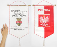 Offizieller Spielwimpel der Nationalmannschaft von Polen mit gestickter Aufschrift "Polish Football Association. 10th UEFA European Football Championship 2004 Qualifiying Round Latvia v Poland. Riga, 6th September 2003" Beidseitiger bestickter Seidenwimpel