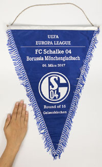 Wei beflockter Spielwimpel von Schalke 04 "UEFA Europa League-Cup. FC Schalke 04 - Borussia Mchengladbach. 09. Mrz 2017. Pound of 16 Gelsenkirchen" (1:1). Schalke-Logo aufgeflockt. Blauer Seidenwimpel mit blau-weien Seidenfransen, Metallstange und Meta