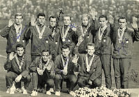 S/W-Magagzinfoto mit 12 original Signaturen von Spielern von der DDR (starteten fr die Gesamtdeutsche Mannschaft) die bei den Olympischen Spielen 1964 die Bronzemedaille im Fuball gewannen: Gerhard Krner, Otto Frdorf, Henning Frenzel, Herbert Pankau,