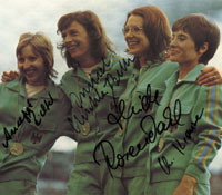 4x100 m Frauen-Staffel BR Deutschland Goldmedaille bei den Olympischen Spielen 1972. Original Autographen auf Farbmagazinfoto: Christiane Krause, Annegret Irrgang-Richter (OS 1976 Gold 100 m, 2x Silber 200 m + 4x100 m), Heide Rosendahl (OS 1972 Gold Weitsp