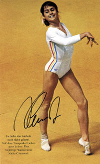 Farbmagazinfoto mit Originalsignatur von Nadia Comaneci (ROM). Mehrfache Medaillengewinnerin im Turnen der Olympischen Spiele 1976 und 1980 aus Rumnien, 26x15,5 cm.<br>-- Schtzpreis: 40,00  --