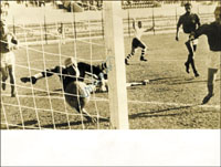 (1937-2022) S/W-Pressefoto mit original Signatur vom jugoslawischen Nationalspieler Milutin Soscic bei dem Spiel um Platz 3 der Fuball - Weltmeisterschaft 1962. 21x16 cm.<br>-- Schtzpreis: 40,00  --