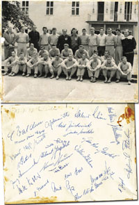 S/W-Foto vom Vorbreitungslehrgang in Mnchen zur Fuball - Weltmeisterschaft 1958 am 24.-27.1957 mit 25 Originalsignaturen der deutschen Spieler auf der Rckseite: H.Rahn, Sawitzki, Tilkowski, Juskowiak, Eckel, Szymaniak, B.Kraus, H.Schfer, W.Peters, Ewer