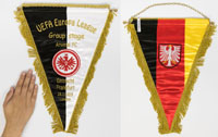 Original Spielwimpel mit goldbrokat gesticktem Schriftzug UEFA Europa League Group Stage. Arsenal FC v  Eintracht Frankfurt. 28.11.2019 London" und aufgesetztem, gesticktem Vereinslogo. Schwarz-weier Seidenwimpel mit goldbrokat Fransen, Goldbrokatbordre