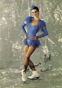 Farbautogrammkarte von Katarina Witt mit original Unterschrift der Olympiasiegerin im Eiskunstlaufen 1984 und 1988 und einen von ihr gezeichneten Schlittschuh, 15x10,5 cm.<br>-- Schtzpreis: 35,00  --