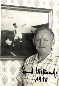 (1916-1997) s/w-Foto mit Originalsignatur von Ernst Willimowski. Nationalspieler und Teilnehmer an der Fuball - Weltmeisterschaft fr Polen und Deutschland. Datier 1980. 12,5x8,5 cm.