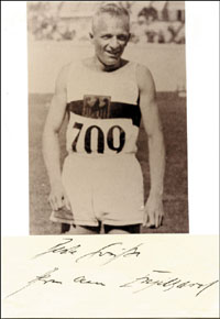 (1903-1984) Karton mit original Signatur von Hermann Engelhard (GER). Olympiazweiter von 1928 in der 4x400m Staffel und Bronzemedaillen im 800 m-Lauf. 11x4,5 cm.<br>-- Schtzpreis: 70,00  --