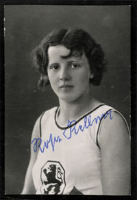 (1910-1984) S/W-Foto mit Originalsignatur der deutschen Bronzemedaillengewinnerin bei den Olympischen Spielen 1928 in der 4x100m Staffel Rosa Kellner (GER). 7,5x5 cm.