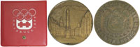 Teilnehmer-Medaille Olympische Winterspiele Innsbruck 1964. Bronze, 6,1 cm. In rotem Kunststoff-Originaletui mit Olympischen Symbolen.