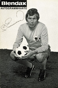 (1941-2003) s/w-Autogrammkarte (Blendax) mit Originalsignatur von Lothar Emmerich. Deutscher Fuballspieler. Borussia Dortmund. 5 A-LS 1966, Vizeweltmeister 1966. 14,5x10,5 cm.