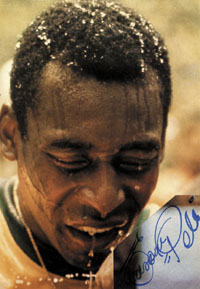 (1940-2022) Groes Farbmagazinfoto mit Originalsignatur von Pele mit "Edson Pele" signiert. Brasilianischer Fuball - Weltmeister 1958, 1962 und 1970. 30x20,5 cm.