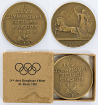 Teilnehmermedaille fr die II.Olympischen Winterspiele St.Moritz 1928. Bronze, 3,7 cm von M.Martin. Mit original Pappbox mit Olympischen Ringen und Aufschrift.