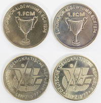 Zwei Erinnerungsmnzen des 1.FC Magdeburg an den einzigen Europapokalsieg einer DDR Fuballmannschaft: Europapokalgewinner ECII 1974 1.FCM Bronze, versilbert. Je 3,5 cm.<br>-- Schtzpreis: 50,00  --