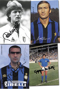 4 original signierte Autogrammkarten von Nationalspielern Italiens: de Sisti (WM1970), Burgnich (1939-2021; WM70); Bergomi (WM 1982) und Antognoni (WM 1982; Pressefoto) 1990-2008, je 21x15 cm bis 16,5x11,5 cm.