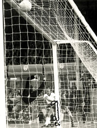 S/w-Pressefoto vom Spiel Deutshland v Spanien bei der Fuball - Weltmeisterschaft 1966 als Emmerich sein legendres Tor aus unmglichen Winkel erzielte. Mit Originalsignatur von Lothar Emmerich (1941-2003 Borussia Dortmund). 5 A-LS 1966, Vizeweltmeister 19