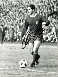 (1945-2021) s/w-Pressefoto mit Originalsignatur von Gerd Mller 1967 im Trikot von Bayern Mnchen. Deutscher Fuball-Weltmeister 1974 und WM-Teilnehmer 1970. 22x16,5 cm.<br>-- Schtzpreis: 40,00  --