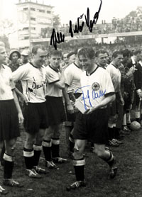 S/W-Pressefoto von der Siegerehrung der Fuball - Weltmeisterschaft mit Fritz Walter mit dem Coupe Jules Rimet und der Kiste mit den Siegermedaillen. Mit original Signaturen von Fritz Walter, Jupp Posipal und Hans Schfer. 27x19,5.<br>-- Schtzpreis: 100,0