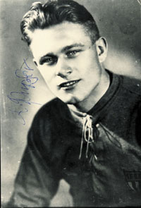 (1914-2001) s/w-Groreprofoto mit Originalsignatur von Anderl Kupfer. (Schweinfurt 05; 44 DFB A - Fuball - Lnderspiele 1937-50. 29x19,5 cm.