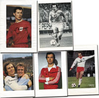 (1945-2024) 5 original Signaturen auf  Magazinfotos von Franz Beckenbauer. Je ca. 25x20 cm.<br>-- Schtzpreis: 40,00  --