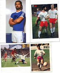 (1945-2021) 4 verschiedene Magazinfoto jeweils original Signaturen von Gerd Mller (62 DFB-A-Fuballlnderspiele mit 68 Toren; Bayern Mnchen) Fuball - Welmeister 1974 und Europameister 1972., 25x19 bis 18x12 cm.<br>-- Schtzpreis: 40,00  --