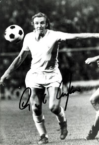 S/W-Pressefoto (Horst Mller) mit Originalsignatur von Gnter Netzer im Trikot von Real Madrid aus dem Europapokalspiel Borussia Mnchengladbach v Real Madrid. Deutscher Fuballprofi von Borussia Mnchengladbach und Real Madrid. Weltmeister 1974 und Europa