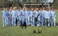 Farbiges Werbekarte fr die Schallplatte "Fuball ist unser Leben" mit einem Foto des Weltmeisters von 1974 Deutschland mit 12 Originalautographen der Spieler, 21x13 cm.<br>-- Schtzpreis: 70,00  --