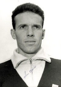 (1931-2024) S/W-Pressefoto mit Originalsignatur von Mario Zagallo. Ehemaliger brasilianischer Fuballspieler und Trainer der brasilianischen Nationalmannschaft mit libanesischer Abstammung; Fuball - Weltmeister 1958 und 1962. 17,5x12,5 cm.<br>-- Schtzpre