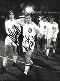 (1947-2016) s/w-Pressefoto mit Originalsignatur von Johan Cruyff im Trikot der Nationalmannschaft von Holland 1971 vor dem Spiel gegen Luxemburg (6:0) am 24.1.1971. Niederlndischer Vize-Weltmeister 1974 und 1978, Weltfuballer und Startrainer. Dabei eine