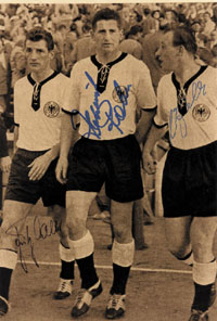 S/W-Reprofoto "Walter/Rahn/Seeler im DFB-Trikot" mit den Originalsignaturen der drei Fuballlegenden Fritz Walter, Helmut Rahn und Uwe Seeler. 30x20 cm.<br>-- Schtzpreis: 40,00  --