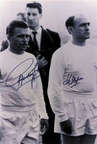 S/W-Groreprofoto mit Originalsignaturen der legendren Superstars Ferenc Puskas (1927-2006) und Alfredo di Stefano (1926-2014) vom 5maligen Europacupsieger hintereinander Reals Madrid (1956-1960). 30x20 cm.<br>-- Schtzpreis: 60,00  --