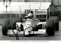 (1960-1994) S/W-Foto mit Originalsignatur  von Ayrton Senna. Dreifacher Formel-1 Weltmeister 1988-1991. 20x14,5 cm.<br>-- Schtzpreis: 300,00  --