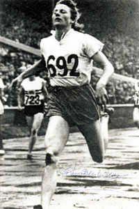 (1918-2004) Groreprofoto mit original Signatur von Fanny Blankers-Koen (NED), der 5-fachen Medaillengewinnerin bei den Olympischen Spielen 1948 (100m, 200m, 80m Hrden und 4x100m Staffel), 30x20 cm.<br>-- Schtzpreis: 35,00  --