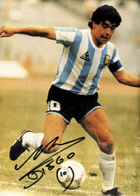 (1960-2020) Groformatiges Farbreprofoto mit original Signatur der Fuballlegende Diego Maradona, argentinischer Weltmeister 1986. 28x20,5 cm.<br>-- Schtzpreis: 125,00  --