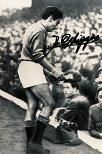 (1926-2015) S/W-Reprofoto mit Originalsignatur von Alcides Ghiggia. Weltmeister 1950 mit Uruguay in Brasilien und Siegestorschtze zum 2:1 gegen Brasilien. 15x10,5 cm.