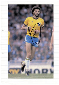 (1954-2011) Farbmagazinfoto mit Originalsignatur von Socrates. Verstorbener Teilnehmer der Fuball - Weltmeisterschaft 1982 und 1986 mit Brasilien. 26x15,5 cm.<br>-- Schtzpreis: 40,00  --