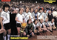 Kicker - Mannschaftsfoto DFB Pokalsieger 1981 "Eintracht Frankfurt" mit 11 Signaturen der abgebildeten Spieler und Teambeteuer. 29x21 cm.<br>-- Schtzpreis: 40,00  --