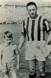 (1916-2006) S/W-Groreprofoto mit Originalsignatur von Pietro Rava. Verstorbener italienischer Nationalspieler (30 LS) und Fuball -Weltmeister 1938. 31x19,5 cm.