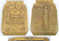 Offizielle Teilnehmermedaille fr die Olympischen Winterspiele 1932 in Lake Placid mit der Aufschrift "III Olympic Winter Games Lake Placid 1932", Bronze, mit Hersteller-Randpunze "Robbins & Co, Attleboro", 6x4,8 cm. (LIMIT - Mindestgebot 5.600.- ).