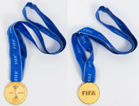 FIFA Club World Cup Japan 2016. Mit der Gravur "World Champion". Fr den 1.Platz von Real Madrid. Bronze, vergoldet, 5 cm mit original Seidenband.<br>-- Schtzpreis: 1200,00  --