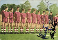 Farbpostkarte von "WS" aus der Bilderserie Deutsche Fuballmannschaften 1962/63 mit 7 Originalsignaturen der Spieler des 1.FC Kln. u.a. Regh, Hornig, Wilden, 2x Schnellinger, Schumacher, Schfer. 14,5x10 cm.<br>-- Schtzpreis: 40,00  --