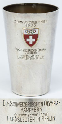 Versilberter Erinnerungsbecher fr die Olympiateilnehmer der Schweiz an den Olympischen Spielen Berlin 1936 mit der Gravur "XI. Olympische Spiele in Berlin 1936. Den Schweizerischen Olympia - Kmpfern gewidmet von ihren Landsleuten in Berlin". Mit aufgeset