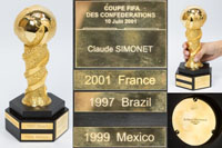 Modell des Confederations Cups 2001 den Frankreich gegen Japan (1:0) gewann fr den damaligen Prsidenten des franzsischen Fuballverbandes Claude Simonet. Mit gravierter Plakette "Coupe FIFA des Confederations 10 Juni 2001" und der Namenswidmung "Claude