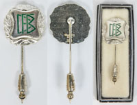 Silberne Ehrennadel des DFB fr Thomas Hler. Eine der hchsten Auszeichnung des Deutschen Fuballbundes fr Spieler. Silber, grn emailliert (gestempelt 925er, ca. 13 Gramm mit Verschluss) 2,5x2,5 cm. Ca. 1992. Hersteller: W.A.Jger, FFM. In original Box