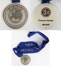 UEFA Medaille fr europische Fuballspieler mit 100 Lnderspieleinstzen fr Nationalmannschaften. Mit eingravierten Namen des Spielers und dem Logo des Verbandes. "Thomas Hssler 100 Caps" und dem Logo des DFB. Silber (gepunzt "925"; Gewicht: 112 Gramm)